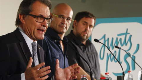 De izquierda a derecha, el presidente de la Generalitat y candidato numero 4 por "Junts pel Sí", Artur Mas; el cabeza de lista de la formación, Raül Romeva; y el candidato numero 5 y líder de ERC, Oriol Junqueras. EFE/Quique García