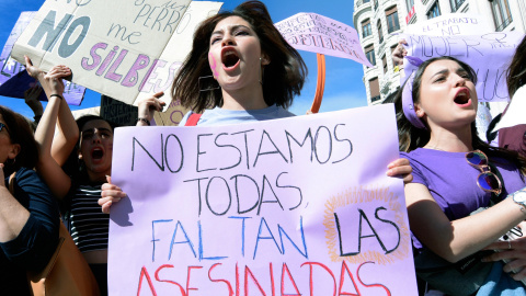 "No estamos todas, faltan las asesinadas", concentración de mujeres estudiantes en Valencia / EFE