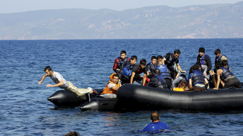 El afgano que se lanzó al mar sin chaleco salvavidas en un momento de desesperación al romperse la lancha antes de llegar a Lesbos./ EUROPA PRESS