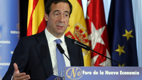 El consejero delegado de CaixaBank, Gonzalo Gortázar, durante su intervención en un desayuno informativo del Foro de la Nueva Economía en Madrid. EFE/Mariscal