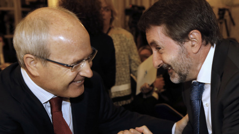 El exministro socialista José Montilla y el consejero delegado de Repsol, Josu Jon Imaz, conversan en un desayuno informativo del Foro de la Nueva Economía, en el que ha participado el consejero delegado de CaixaBank, Gonzalo Gortázar. EFE/