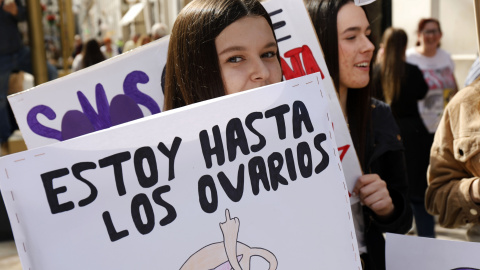 "Estoy hasta los ovarios", protesta de estudiantes feministas en Madrid / EFE