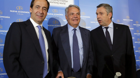 El consejero delegado de CaixaBank, Gonzalo Gortázar (i), junto al presidente de Mutua Madrileña, Ignacio Garralda (c), y el presidente de EY, José Luís Perelli, poco antes de intervenir en un desayuno informativo del Foro de la Nueva Econo