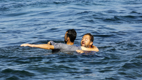 El voluntario griego le salva la vida al afgano./ EUROPA PRESS