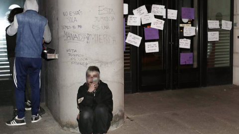 Varias pintadas y carteles en contra de la sentencia  en las puertas de acceso a Palacio de Justicia de Navarra. (JESÚS DIGES | EFE)