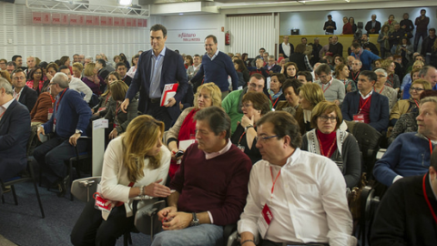 Susana Díaz conversa con Javier Fernández y con Fernández Vara en una reunión del comité federal del PSOE.