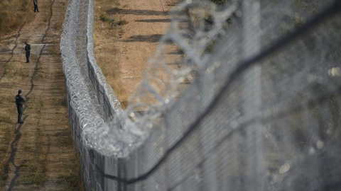 Policías búlgaros montan guardia frente a la alambrada ubicada en la frontera entre Turquía y Bulgaria. - EFE