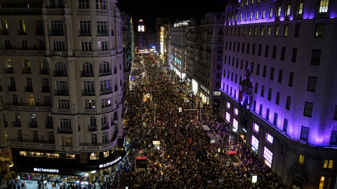 Vista aérea de la Gran Vía de Madrid durante la manifestación del 8M. - REUTERS