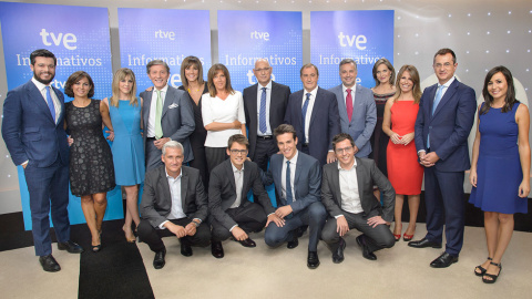 El jefe de los servicios informativos de TVE, José Antonio Álvarez Gundín, en el centro, rodeado por los presentadores de los programas de la cadena pública. RTVE