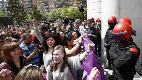 GRAF4105. PAMPLONA (ESPAÑA), 27/04/2018.-Las movilizaciones, que durante el día de ayer se sucedieron en diferentes puntos de Pamplona en protesta por la sentencia de la Audiencia Provincial que condena a los cinco acusados de la Manada por