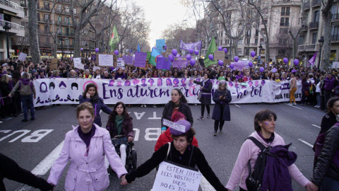 La capçalera de la manifestació de la vaga feminista de Barcelona. JOEL KASHILA