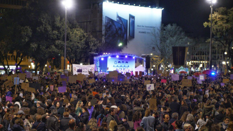 Moment de la lectura del manifest de la manifestació de la vaga feminista de Barcelona. JOEL KASHILA