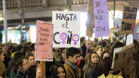 Asistentes a la manifestación de Barcelona por el Día Internacional de la Mujer. EFE/Marta Pérez