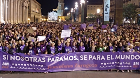 Más de 200.000 personas se echaron a la calle este viernes en Zaragoza para apoyar las reivindicaciones igualitarias del 8M. E.B.