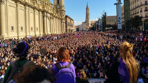 Las universitarias y las estudiantes de secundaria llenaron la plaza del Pilar ya en la convocatoria de la mañana. E.B.