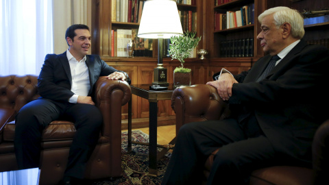 El líder izquierdista Alexis Tsipras (izda) se reúne con el presidente griego Prokopis Pavlopoulos (dcha) en el palacio presidencial de Atenas, para recibir el mandato de formar Gobierno. REUTERS