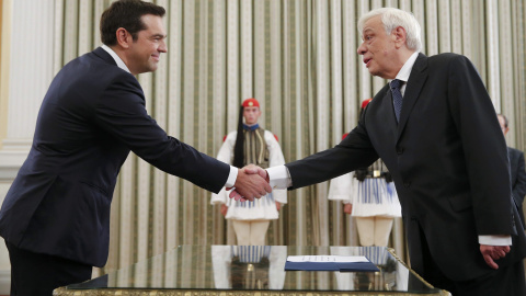 El líder izquierdista Alexis Tsipras se reúne con el presidente griego Prokopis Pavlopoulos en el palacio presidencial de Atenas, para recibir el mandato de formar Gobierno. REUTERS