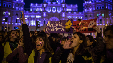 La manifestación de la huelga feminista con motivo del Día de la Mujer, a su paso por Cibeles, en Madrid.-JAIRO VARGAS