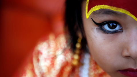 Una chica joven vestida como la diosa Kumari participa en el festival Kumari Puja en Katmandú. REUTERS/Navesh Chitrakar