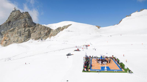 Vista panorámica de varios miembros de la NBA reunidos alrededor del francés Tony Parker, durante un partido de baloncesto de la NBA disputado en el glaciar Aletsch, a 3.454 metros por encima del mar en Jungfraujoch, Suiza. EFE