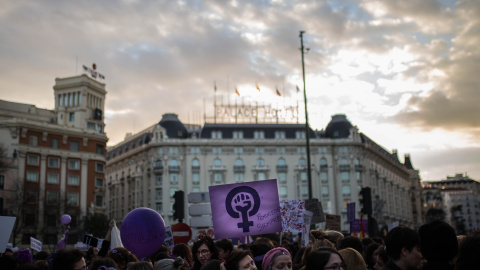 La manifestación del Día de la Mujer a su paso por la Plaza de Neptuno de Madrid.-JAIRO VARGAS