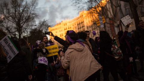 Dos mujeres se hacen una foto durante la manifestación con motivo del Día de la Mujer en Madrid.- JAIRO VARGAS