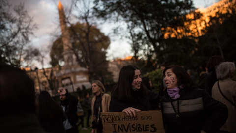 Una madre y su hija acuden juntas a la manifestación con motivo del Día de la Mujer en Madrid.- JAIRO VARGAS