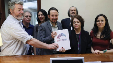 El líder de Podemos, Pablo Iglesias, junto a Ione Belarra, Marcelo Expósito, Juan Antonio López, Eva García, Miguel Anxo Fernández y Gloria Elizo tras presentar las 21 proposiciones de ley vetadas por el Gobierno del PP esta legislatura./ E