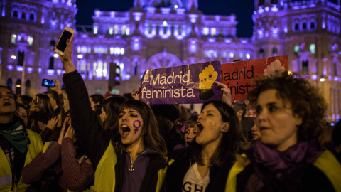 La manifestación del 8-M a su paso por la Plaza de Cibeles, en Madrid.-JAIRO VARGAS