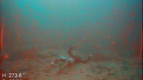 Captura del vídeo de rescate de los cuerpos del naufragio de Lampedusa el pasado 7 de octubre. / Guardia Costeira