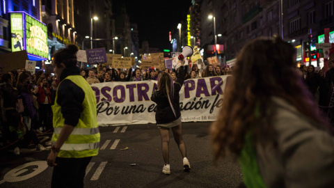 Un grupo de estudiantes durante la manifestación del Día de la Mujer en la Gran Vía de Madrid.- JAIRO VARGAS