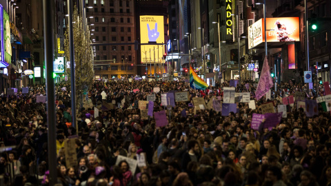 Miles de personas ocupan la Gran Vía durante la manifestación con motivo del Día de la Mujer en Madrid.- JAIRO VARGAS