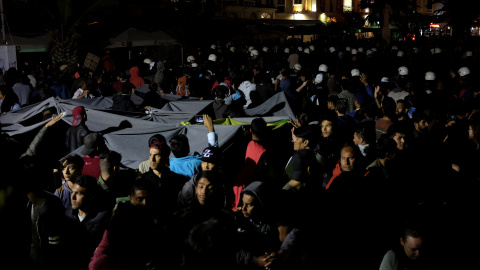 La plaza de Mitilene, en Lesbos, antes de que los ultraderechistas empezaran a perseguir y atacar a los refugiados afganos que protestaban contra su situación.- REUTERS