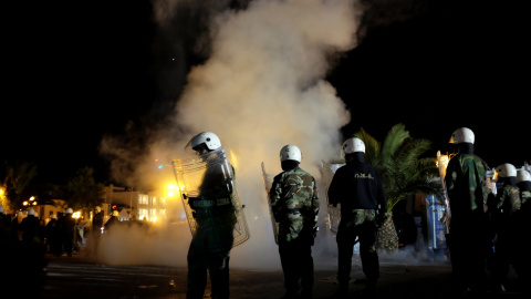 Policías antidisturbios griegos en la plaza de Mitelene, capital de la isla griega de Lesbos, donde grupos de ultraderecha atacaron e hirieron a decenas de refugiados el pasado domingo 22 de abril.- REUTERS.