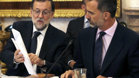 El Rey Felipe VI y el presidente del Gobierno en funciones, Mariano Rajoy, conversan durante la reunión del Patronato del Instituto Cervantes, en el Palacio Real de Aranjuez.EFE/Ballesteros