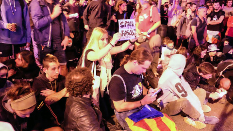 Escena de la protesta ante las vallas policiales, poco antes del extraño incidente con "infiltrados" que acabó generando violencia. SERGI CAMARA