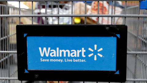 Cliente con un carro de la compra de Walmart. REUTERS