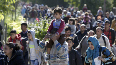 Miles de refugiados cruzan la frontera con Austria en Hegyeshalom (Hungría)./ REUTERS/ David W Cerny