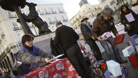 Familias de bebés robados crean un muro con los regalos que nunca dieron a sus hijos