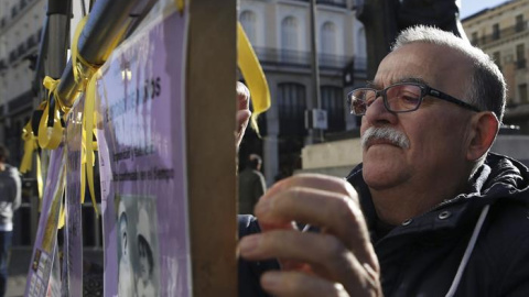 Familias de bebés robados crean un muro con los regalos que nunca dieron a sus hijos