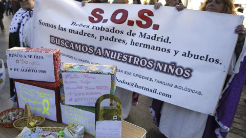 Familias de bebés robados crean un muro con los regalos que nunca dieron a sus hijos