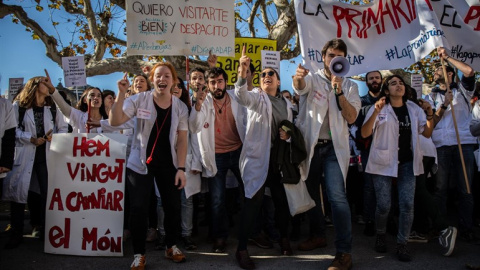 Los médicos se manifiestan en Barcelona contra los recortes. EUROPA PRESS