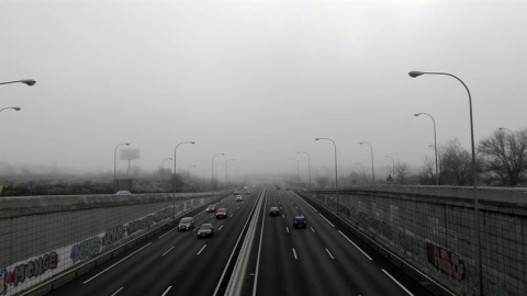 El Ayuntamiento de Madrid desactiva el lunes las restricciones al tráfico porque los niveles de contaminación presentan una "leve" mejora. EFE