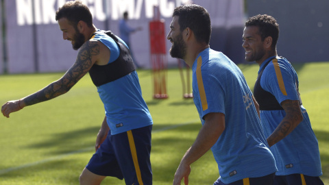 Arda Turan junto a los compañeros del FC Barcelona Alex Vidal y Dani Alves, durante el entrenamiento de la plantilla en la Ciudad Deportiva Joan Gamper. EFE/Alejandro García