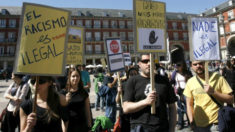 Foto de archivo de una protesta contra el racismo en la Plaza Mayor de Madrid. / EFE