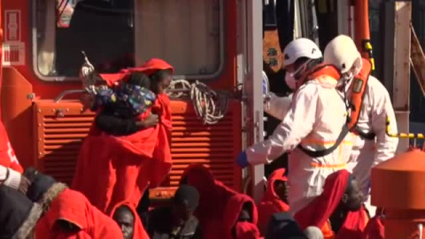 Rescatan a 46 inmigrantes en una patera en el mar de AlborÃ¡n