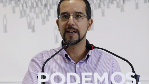 El secretario de Organización de Podemos, Sergio Pascual, durante la rueda de prensa tras la reunión de la dirección del partido. EFE/Paco Campos