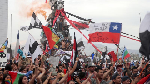 Manifestantes se reúnen este viernes para pedir la renuncia del presidente chileno, Sebastián Piñera, en los alrededores de la Plaza Italia de Santiago. / EFE/ Fernando Bizerra Jr