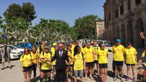 El vicepresident primer del Parlament, Josep Costa, amb els promotors de la iniciativa KMS per la llibertat