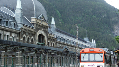 Los trenes regionales siguen llegando a Canfranc 46 años después del cierre del paso pirenaico que enlazaba con Francia